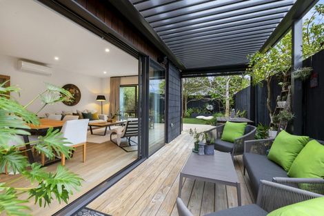 Photo of property in 136 East Coast Road, Forrest Hill, Auckland, 0620