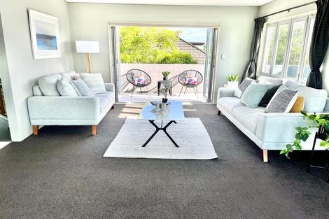 Photo of property in 1/39 Wade River Road, Stanmore Bay, Whangaparaoa, 0932