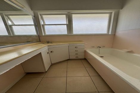 Photo of property in 25 Ellesmere Crescent, Pakuranga Heights, Auckland, 2010