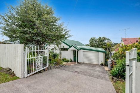 Photo of property in 13 Moffat Road, Red Beach, 0932