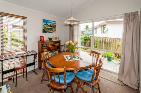 Photo of property in 2/28 Caribbean Drive, Unsworth Heights, Auckland, 0632