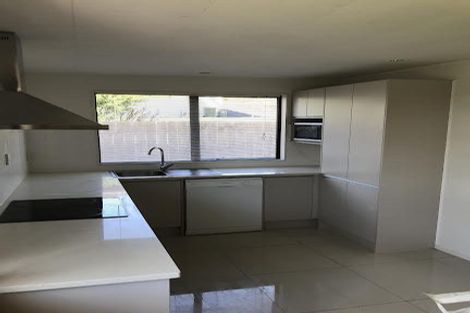 Photo of property in 2/23 Camelot Place, Glenfield, Auckland, 0629