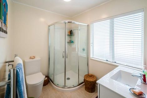 Photo of property in 2/28 Caribbean Drive, Unsworth Heights, Auckland, 0632