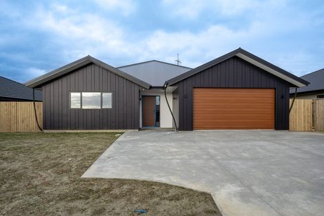 Photo of property in 44 Sardinia Grove, Fitzherbert, Palmerston North, 4410