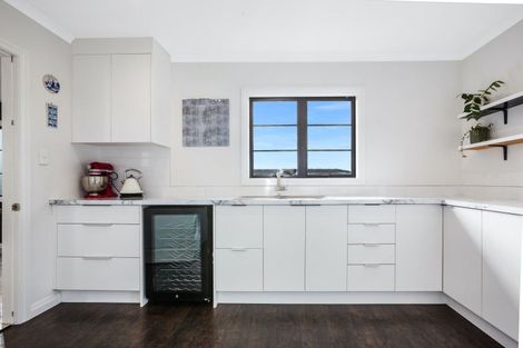 Photo of property in 88 Queen Charlotte Drive, Aotea, Porirua, 5024