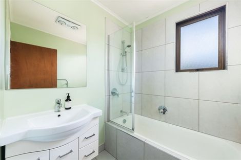 Photo of property in 72a Sylvan Crescent, Te Atatu South, Auckland, 0610