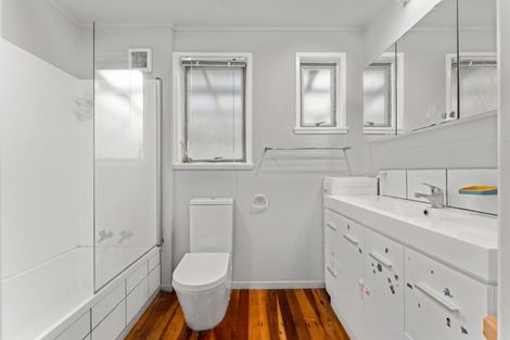 Photo of property in 24 Normanton Street, Glenfield, Auckland, 0629