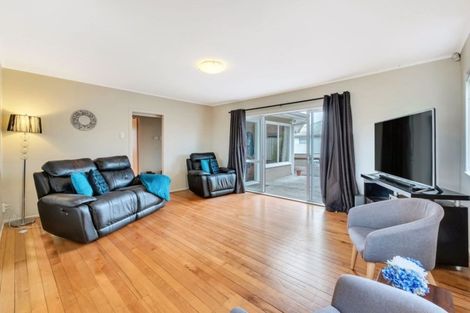 Photo of property in 2/64 Browns Bay Road, Rothesay Bay, Auckland, 0630
