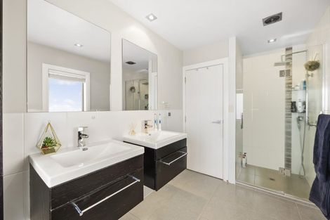 Photo of property in 1/36 Browns Bay Road, Rothesay Bay, Auckland, 0630