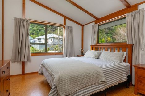 Photo of property in 21 Amelia Crescent, Waikawa, Picton, 7220