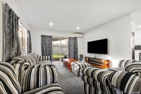 Photo of property in 2/723 Swanson Road, Swanson, Auckland, 0612