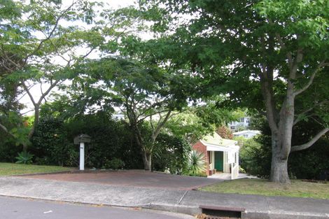 Photo of property in 1 Crown Hill Close, Forrest Hill, Auckland, 0620