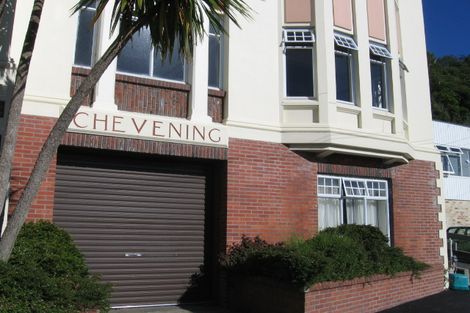 Photo of property in Chevening Flats, 90 Salamanca Road, Kelburn, Wellington, 6012