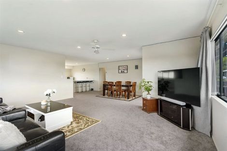 Photo of property in 8a Aeroview Drive, Beach Haven, Auckland, 0626