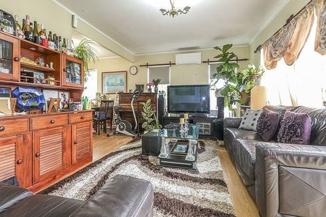 Photo of property in 2/12 Ballater Place, Highland Park, Auckland, 2010