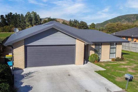 Photo of property in 16 Eric Batchelor Place, Waimate, 7924