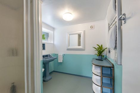 Photo of property in 49 North Piha Road, Piha, New Lynn, 0772