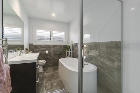 Photo of property in 22 Sir Lincoln Drive, Kumeu, 0810