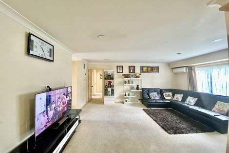 Photo of property in 16 Glenveagh Park Drive, Weymouth, Auckland, 2103