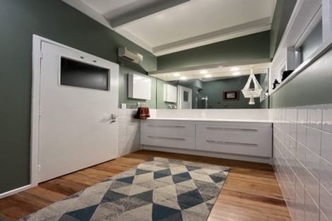 Photo of property in 69 Potter Avenue, Northcote, Auckland, 0627