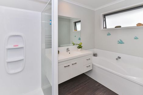 Photo of property in 16 Mcneish Place, Pokeno, 2402