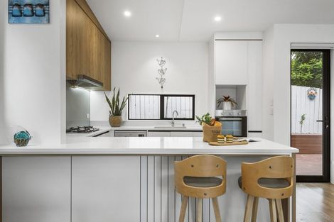 Photo of property in 61a Knights Road, Rothesay Bay, Auckland, 0630