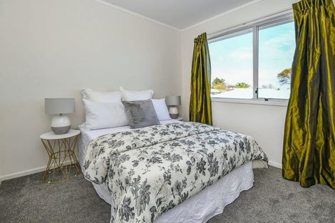 Photo of property in 2/15 Frobisher Way, Clendon Park, Auckland, 2103