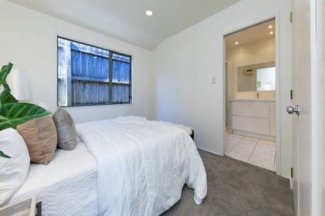 Photo of property in 90a Godley Road, Green Bay, Auckland, 0604