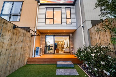 Photo of property in 5/1a Royal View Road, Te Atatu South, Auckland, 0610