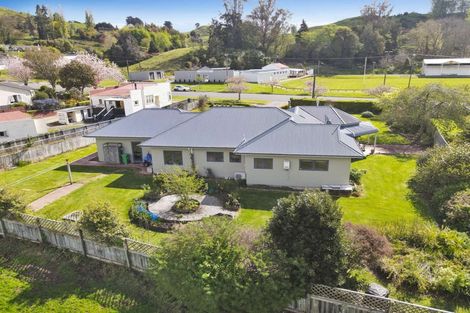 Photo of property in 20 Paraekaretu Street, Hunterville, 4730