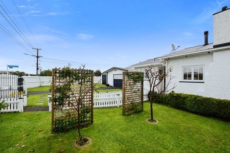 Photo of property in 220 Mangorei Road, Merrilands, New Plymouth, 4312