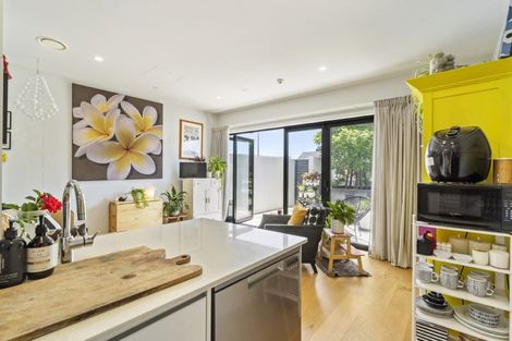 Photo of property in Frank Sargeson Apts, 2/74g Anzac Street, Takapuna, Auckland, 0622