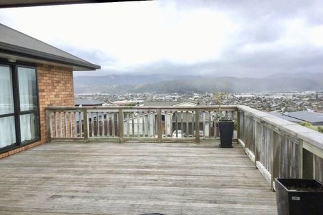 Photo of property in 17 James Nairn Grove, Riverstone Terraces, Upper Hutt, 5018