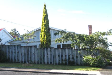Photo of property in 1/61 Pupuke Road, Birkenhead, Auckland, 0627