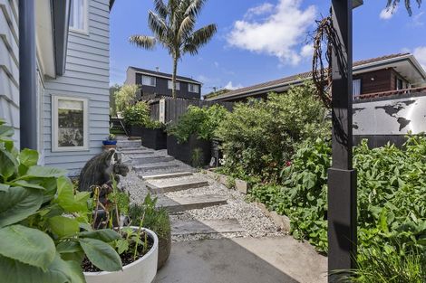 Photo of property in 2/46 Sunset Road, Unsworth Heights, Auckland, 0632