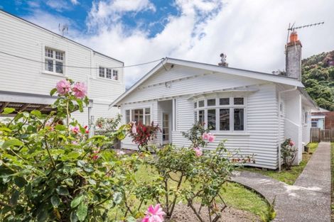 Photo of property in 202 The Parade, Island Bay, Wellington, 6023