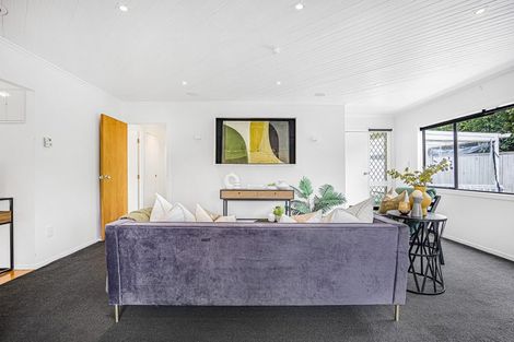 Photo of property in 28 Grassmere Road, Henderson Valley, Auckland, 0612