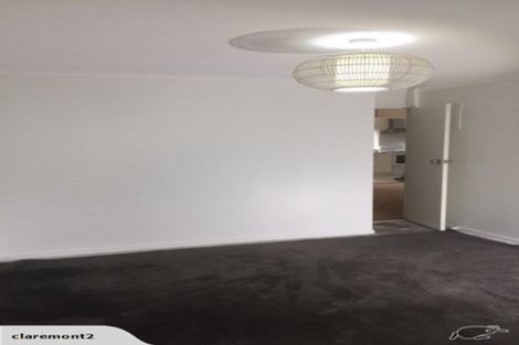 Photo of property in 24 Holdaway Avenue, Northcote, Auckland, 0627