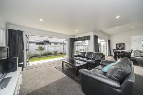 Photo of property in 17 Lorenzo Place, Kelvin Grove, Palmerston North, 4414