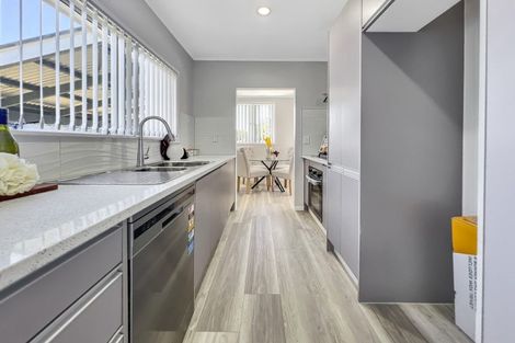 Photo of property in 17 Oxford Road, Manurewa, Auckland, 2102