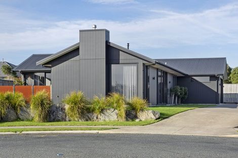 Photo of property in 15 Desmond Place, Bell Block, New Plymouth, 4312