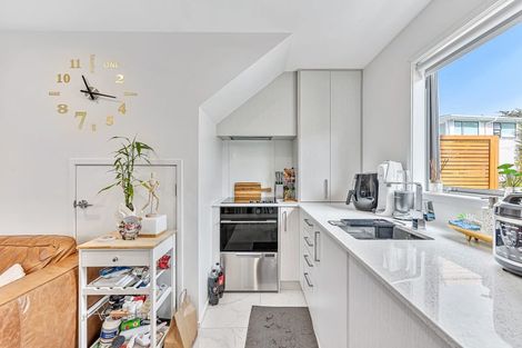 Photo of property in 2/24 Kelwyn Road, Kelston, Auckland, 0602