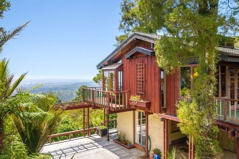 Photo of property in 13 Quinns Road, Waiatarua, Auckland, 0612