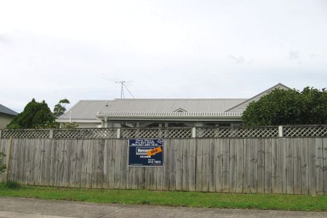 Photo of property in 3 Zefiro Drive, Massey, Auckland, 0614