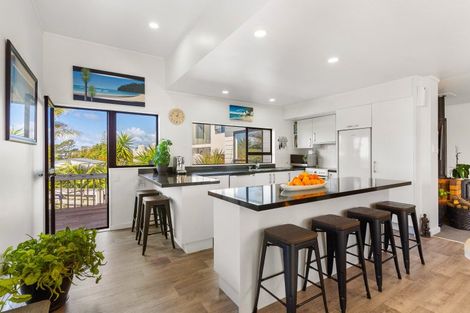 Photo of property in 123 Carlisle Road, Northcross, Auckland, 0632