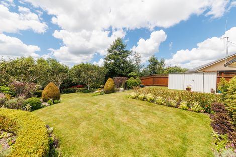 Photo of property in 16 Sycamore Crescent, Fitzherbert, Palmerston North, 4410