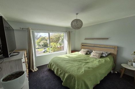 Photo of property in 2/12 Mahuta Grove, Northcote, Auckland, 0627
