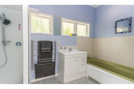 Photo of property in 84 Otitori Bay Road, Titirangi, Auckland, 0604