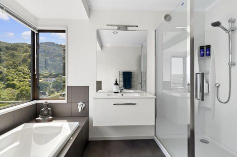 Photo of property in 32 Walter Road, Lowry Bay, Lower Hutt, 5013