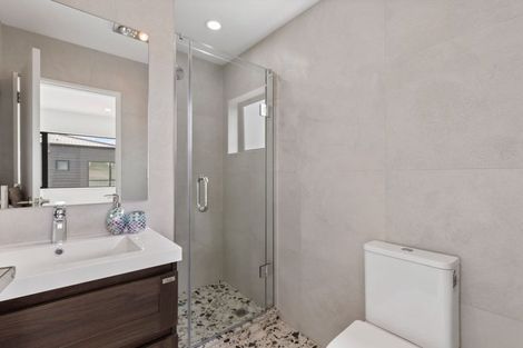 Photo of property in 2/77 Glenmore Road, Sunnyhills, Auckland, 2010